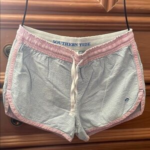 Southern Tide Women's Pink and White Shorts